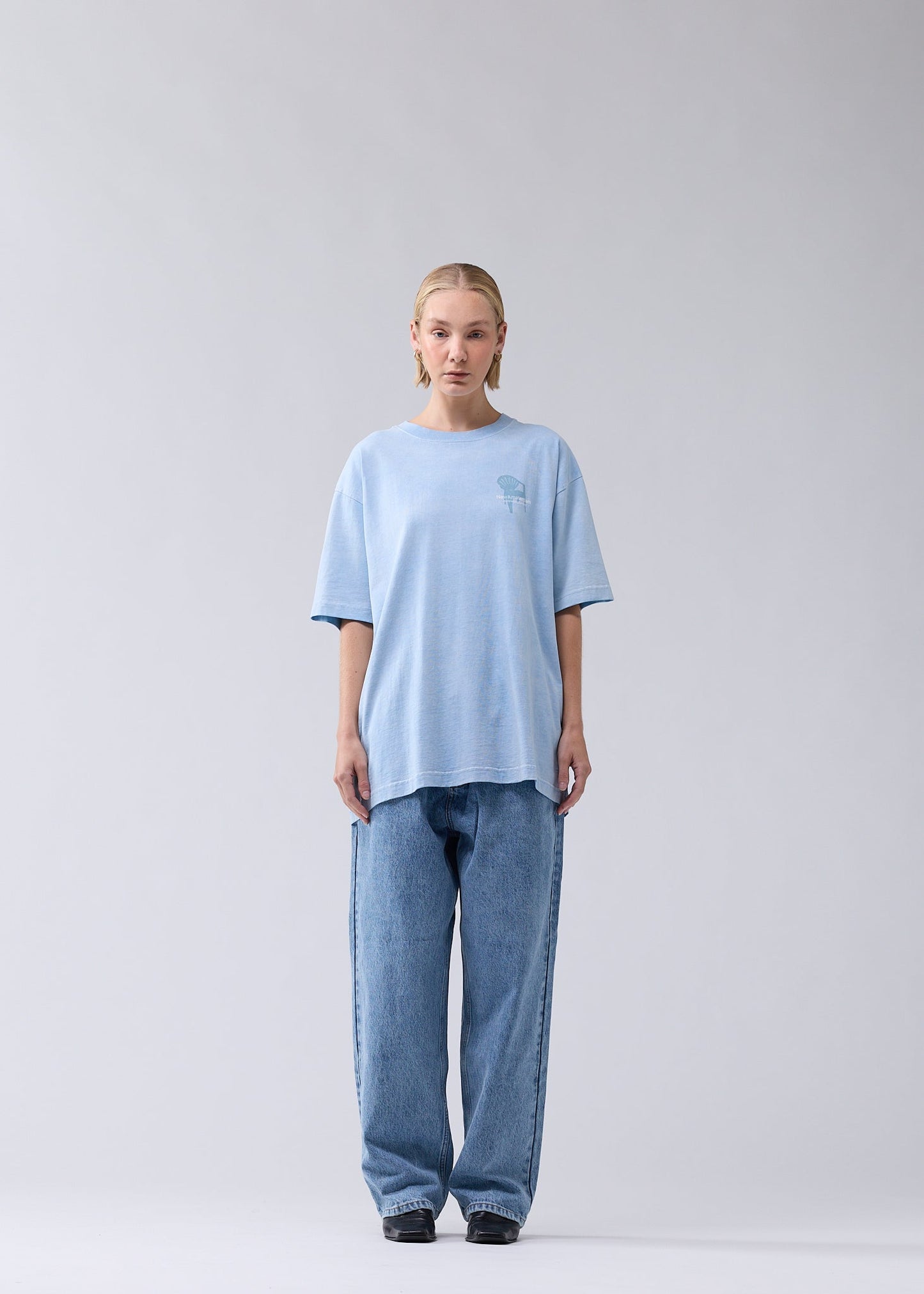 CHAIR TEE BLUE