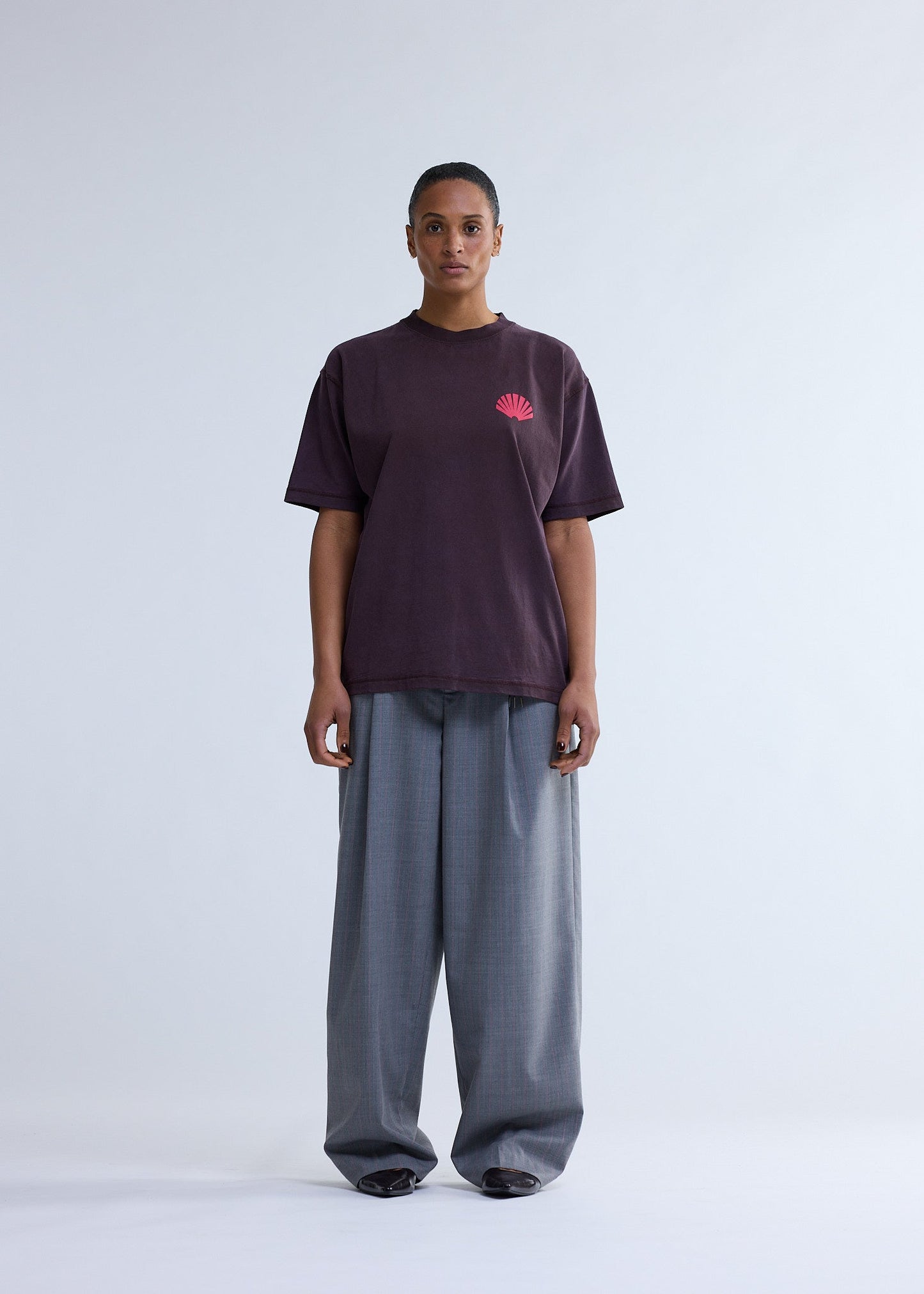 LOGO TEE WALNUT/DEEP RED | Walnut