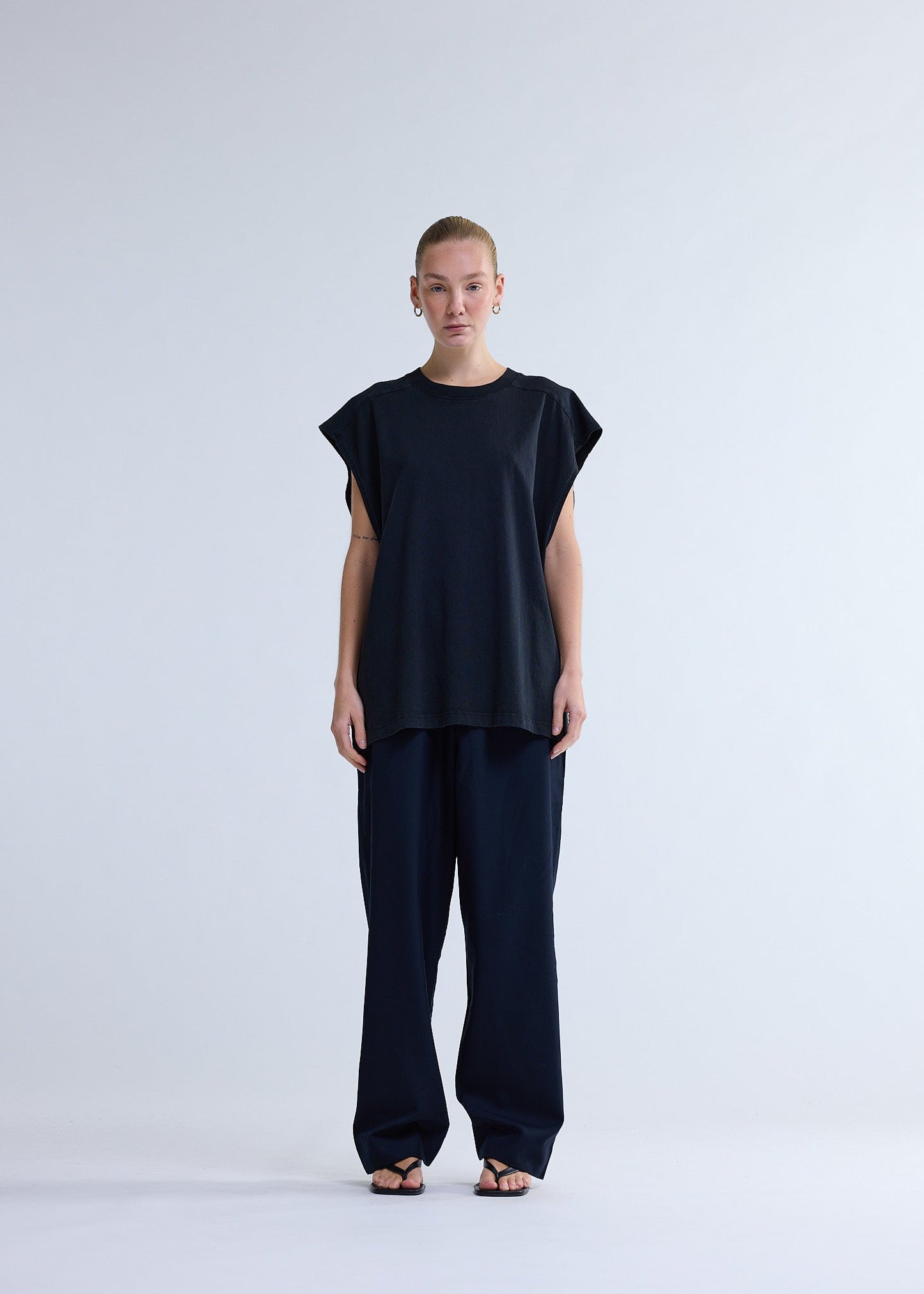NAME TEE SLEEVELESS BLACK | Black